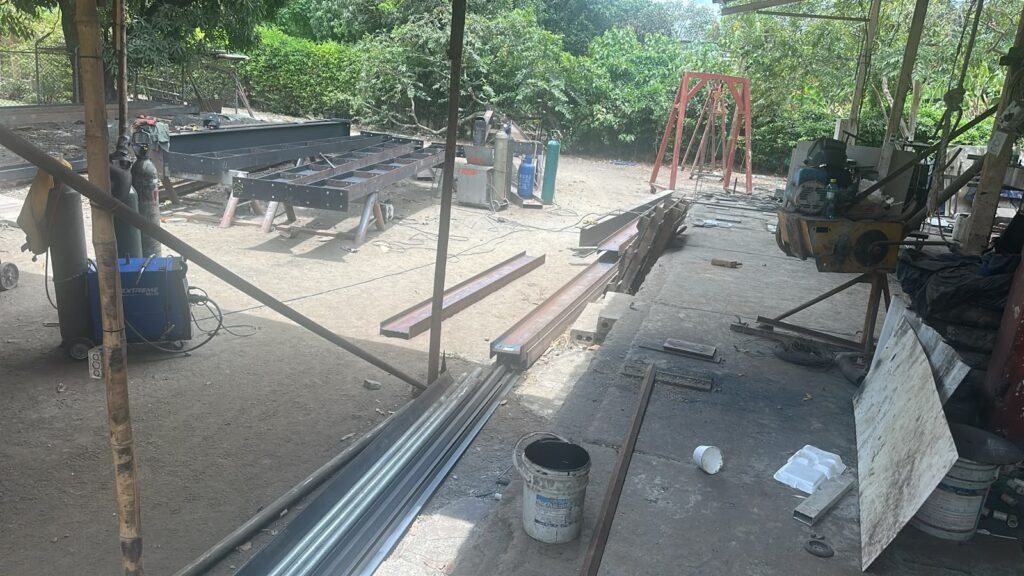 Patio del taller HFL con perfiles de acero para estructura metálica – HFL Ingeniería y Arquitectura