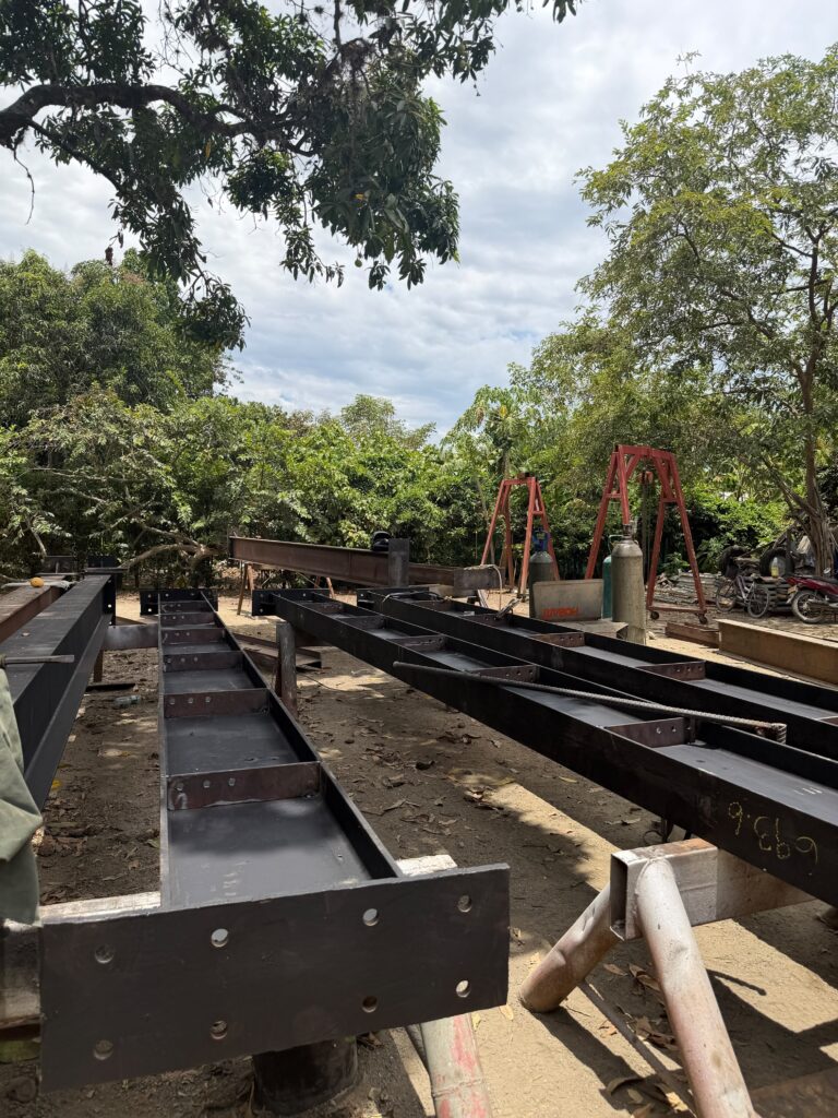 Perfiles de acero sobre burros de trabajo en el taller – HFL Ingeniería y Arquitectura