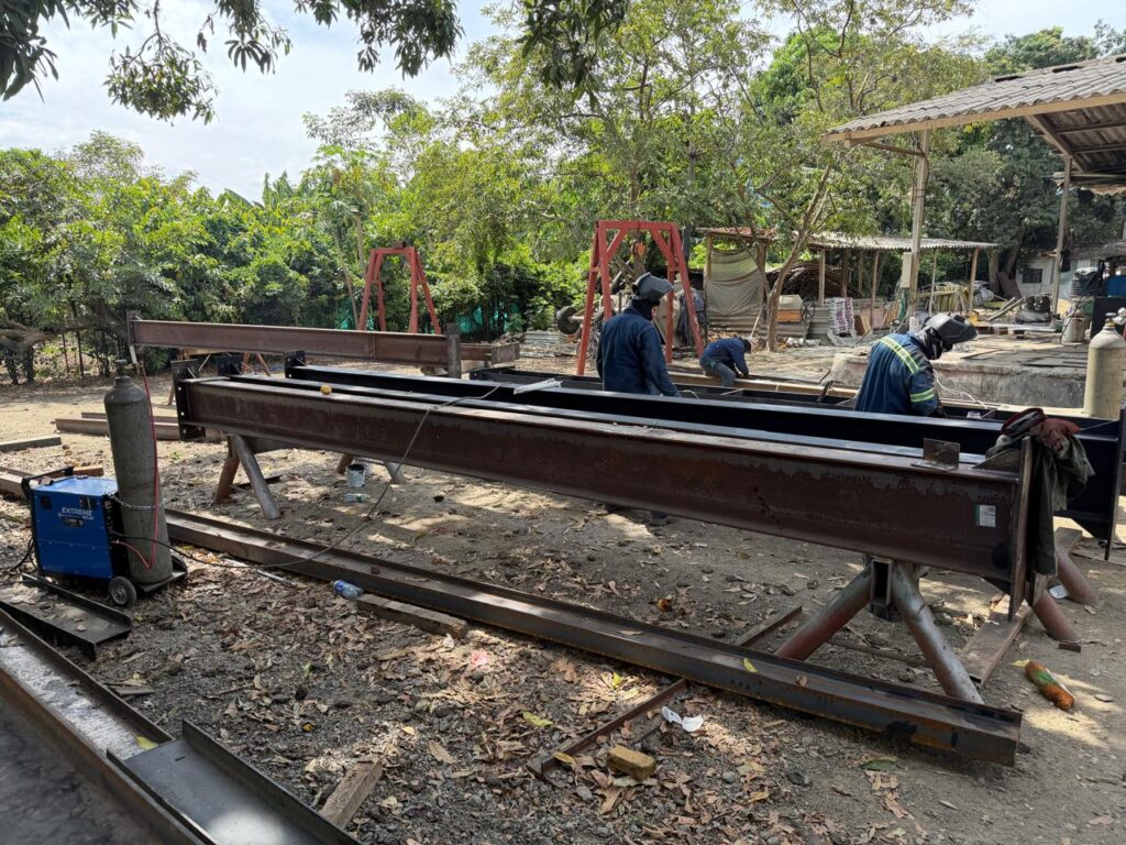 Soldadores armando vigas de acero en el taller – HFL Ingeniería y Arquitectura