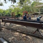 Soldadores armando vigas de acero en el taller – HFL Ingeniería y Arquitectura