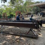 Equipo de soldadura fabricando viga metálica – HFL Ingeniería y Arquitectura