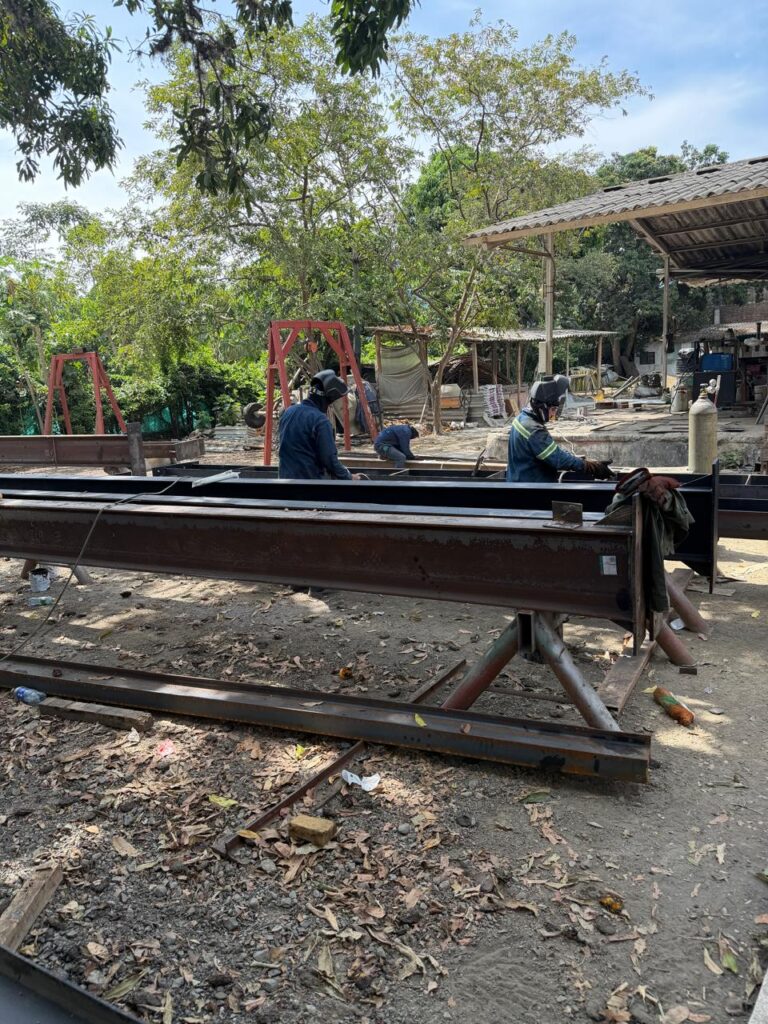 Equipo de soldadura fabricando viga metálica – HFL Ingeniería y Arquitectura
