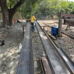 Viga de acero en proceso de armado en el taller – HFL Ingeniería y Arquitectura