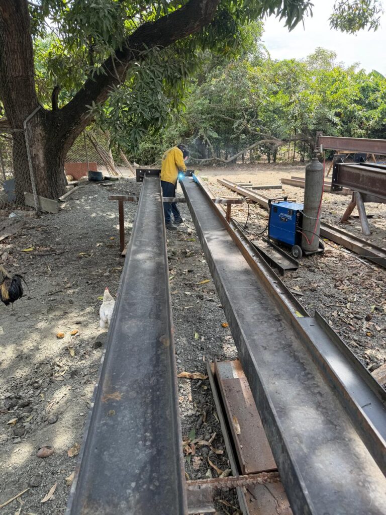 Viga de acero en proceso de armado en el taller – HFL Ingeniería y Arquitectura