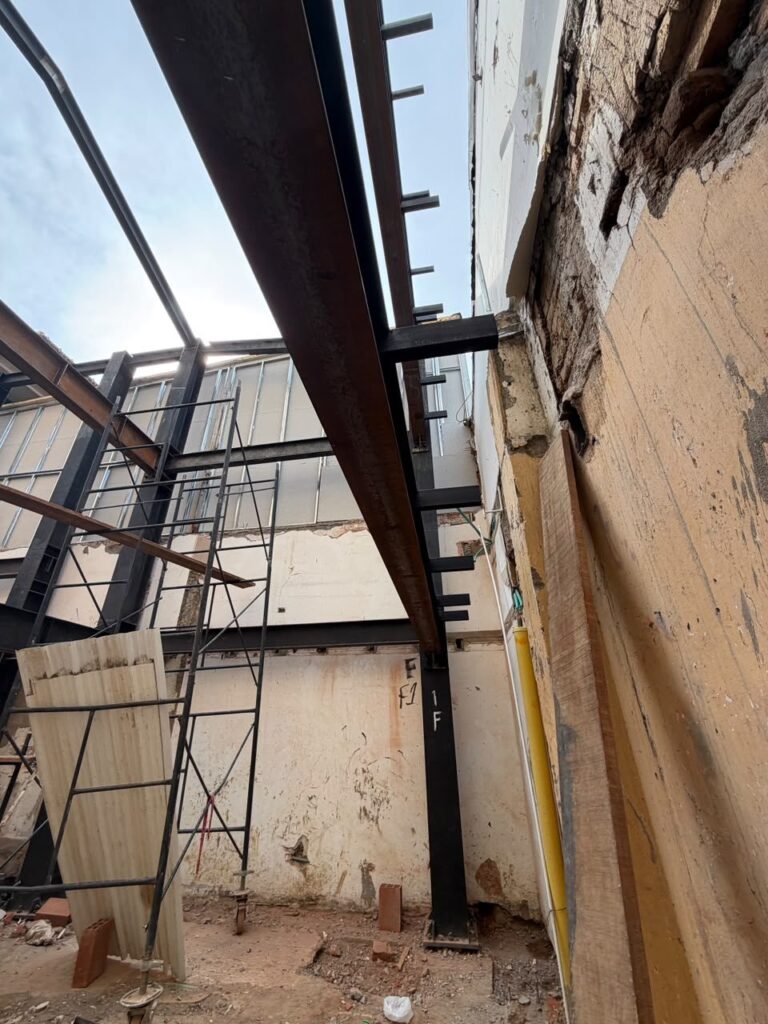 Columna de acero junto a muro – estructura metálica Restaurante Salvaje, Cali – HFL Ingeniería y Arquitectura