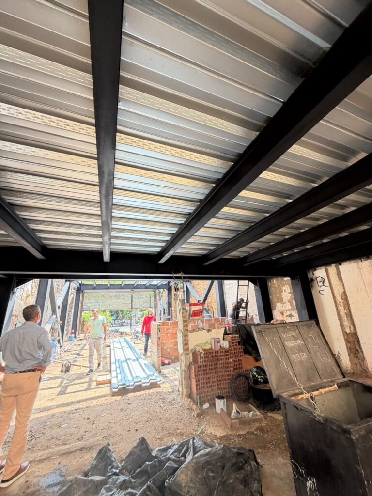 Cubierta terminada vista interior – estructura metálica Restaurante Salvaje, Cali – HFL Ingeniería y Arquitectura