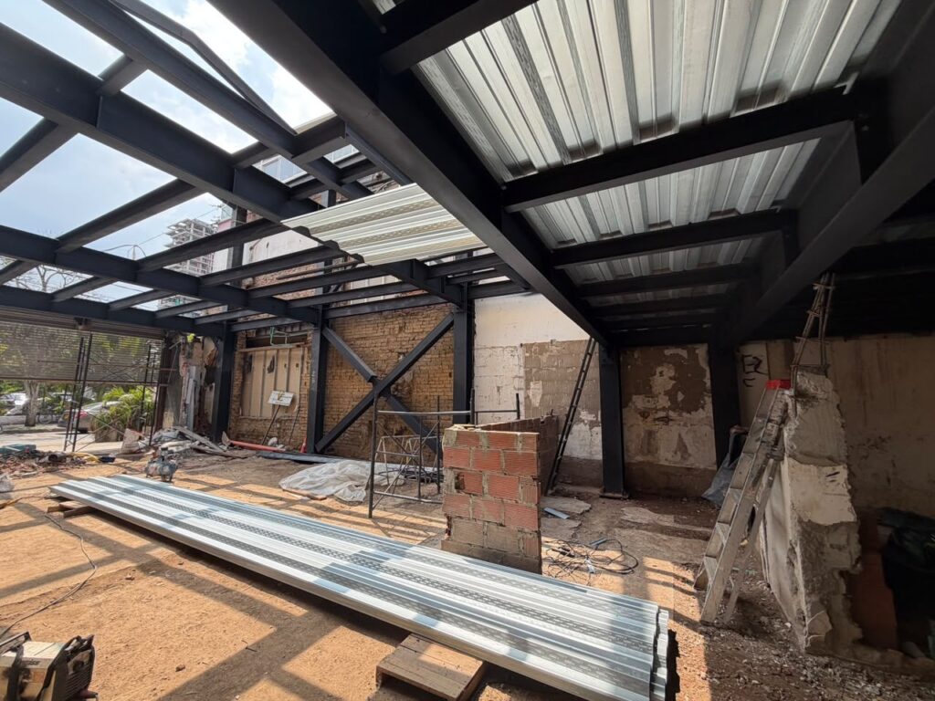 Instalacion teja metalica cubierta – estructura metálica Restaurante Salvaje, Cali – HFL Ingeniería y Arquitectura