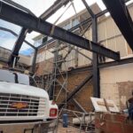 Montaje estructura con camion grua – estructura metálica Restaurante Salvaje, Cali – HFL Ingeniería y Arquitectura