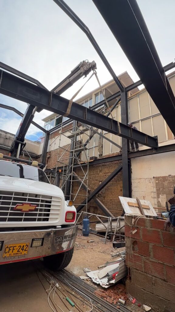 Montaje estructura con camion grua – estructura metálica Restaurante Salvaje, Cali – HFL Ingeniería y Arquitectura
