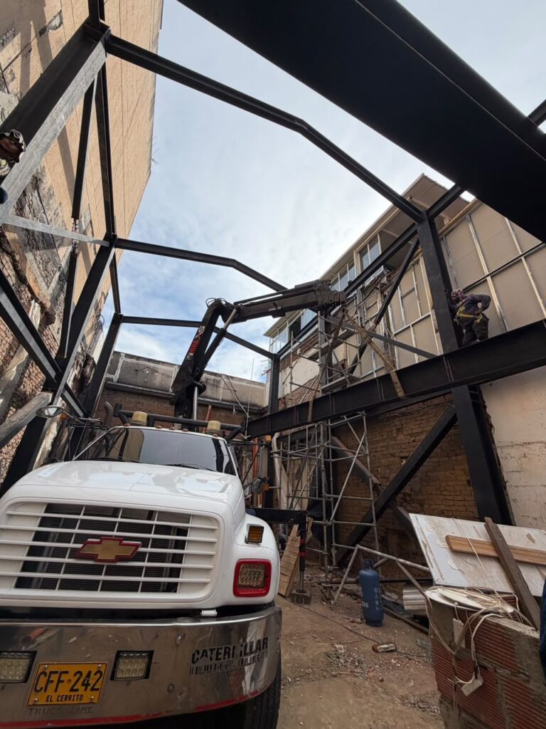 Montaje estructura metalica lateral – estructura metálica Restaurante Salvaje, Cali – HFL Ingeniería y Arquitectura