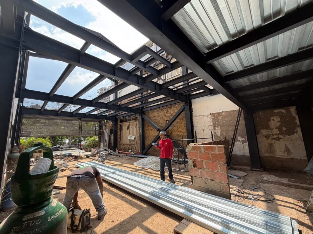 Operarios instalando cubierta – estructura metálica Restaurante Salvaje, Cali – HFL Ingeniería y Arquitectura