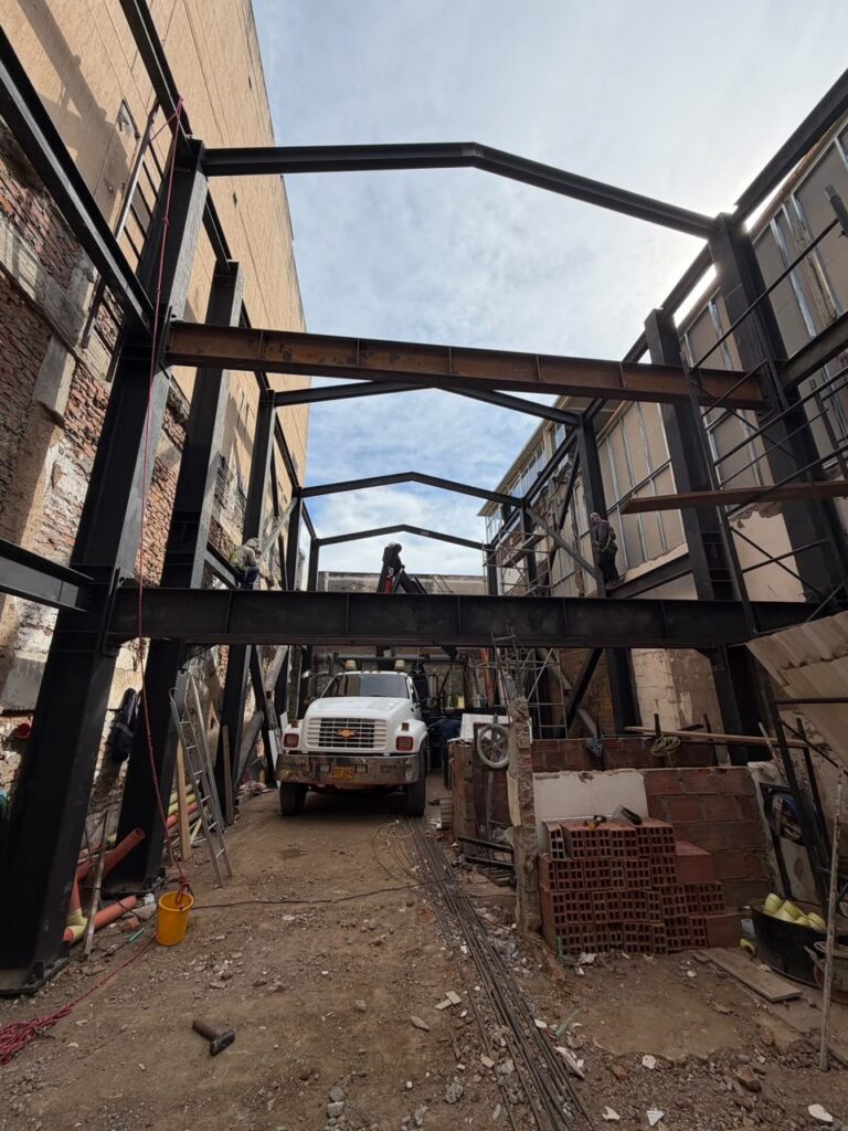 Porticos de acero interior – estructura metálica Restaurante Salvaje, Cali – HFL Ingeniería y Arquitectura