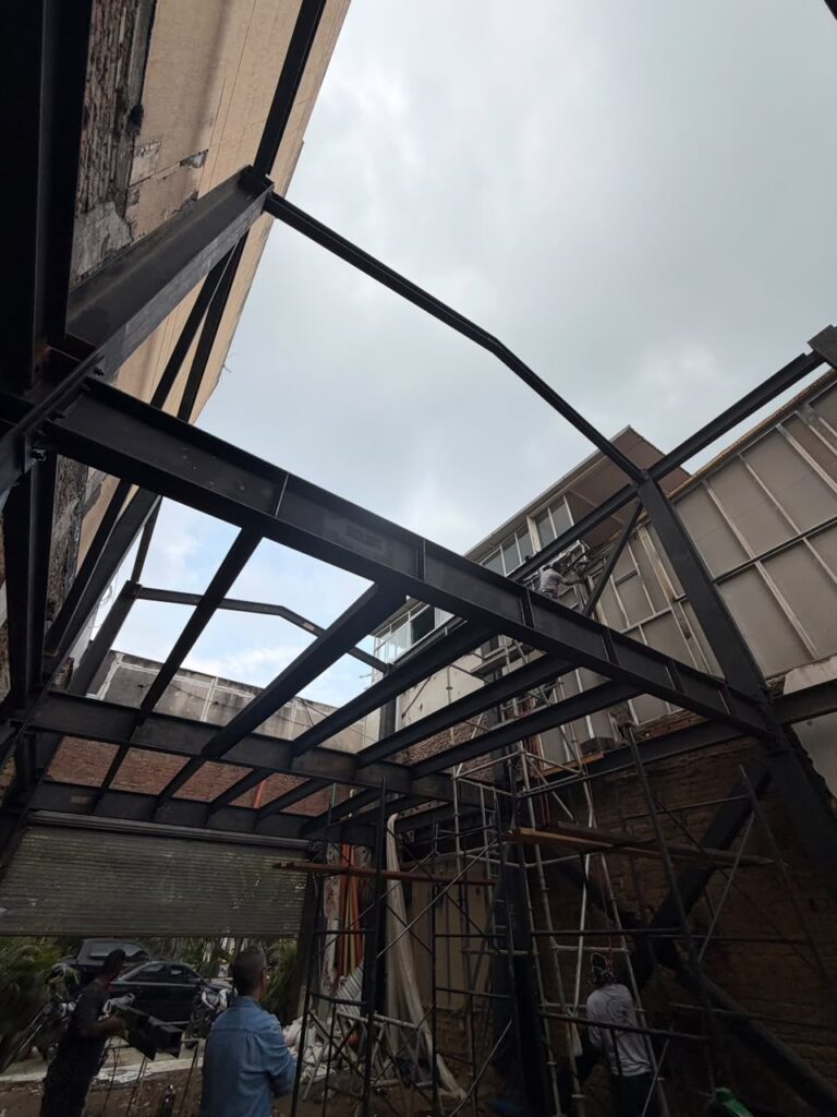 Vigas de acero vista al cielo – estructura metálica Restaurante Salvaje, Cali – HFL Ingeniería y Arquitectura